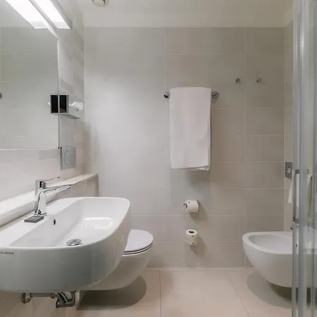 Hotel Smart King, By R Collection