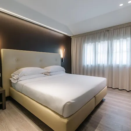 Hotel Smart King, By R Collection